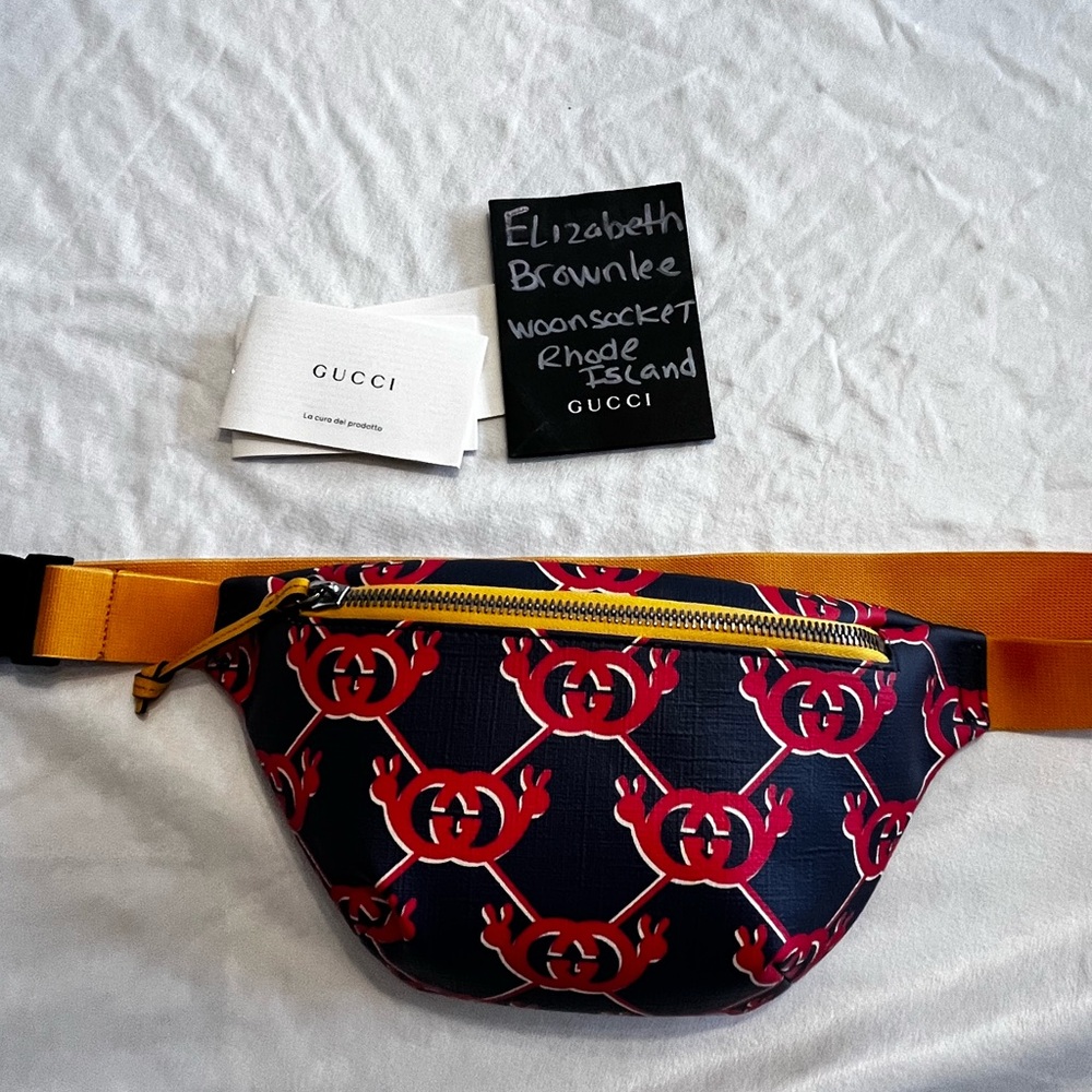 Gucci Kids interlocking G snail bum bag
Navy/yellow/red. Brand new w/ receipt